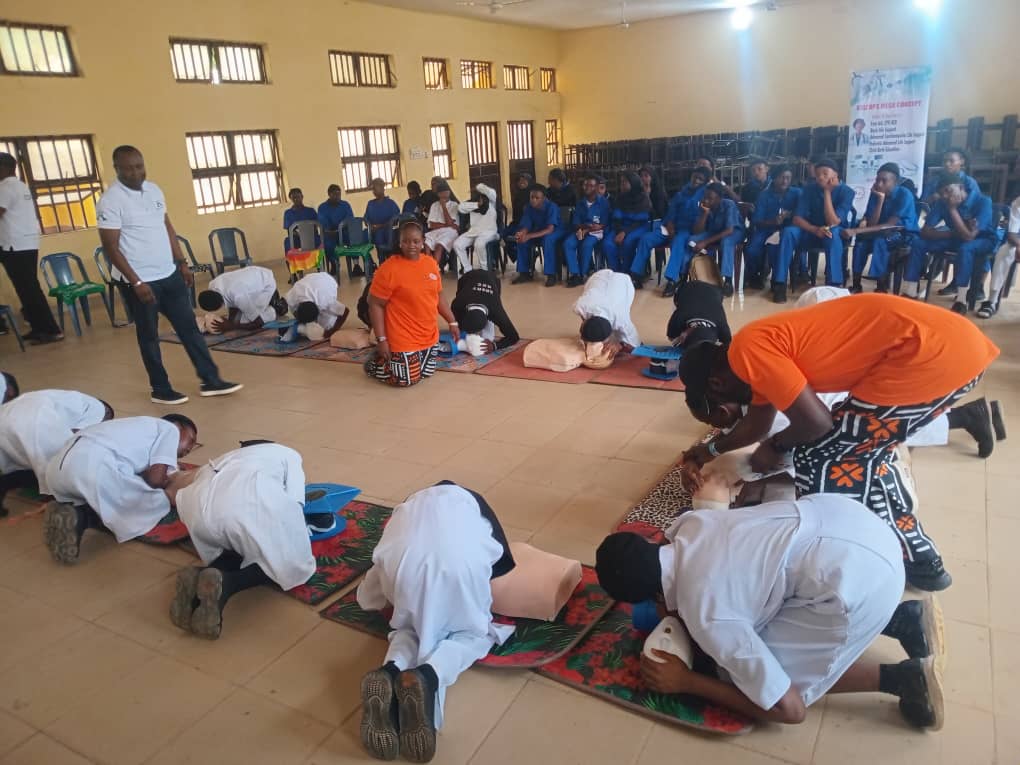Club trains students on emergency response, basic life support